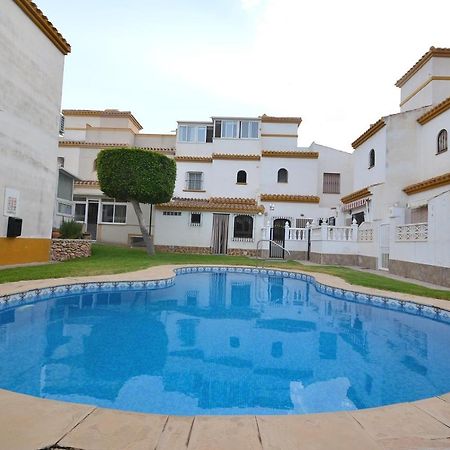 Agradable Adosado Con Piscina, Duchas Hidromasaje Villa Torrevieja Eksteriør bilde