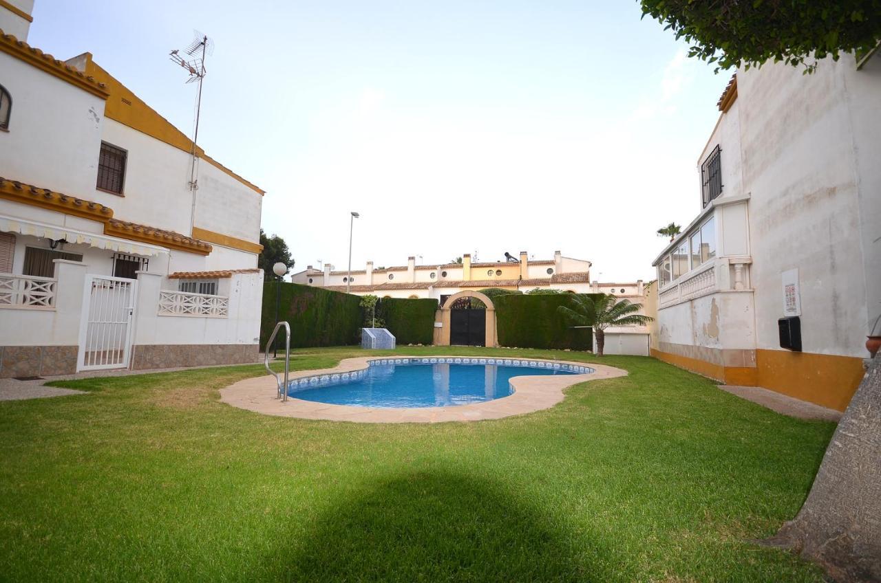 Agradable Adosado Con Piscina, Duchas Hidromasaje Villa Torrevieja Eksteriør bilde