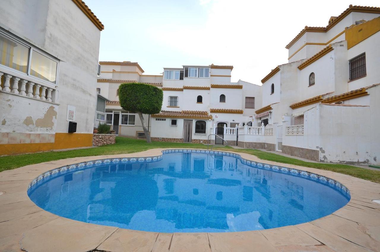 Agradable Adosado Con Piscina, Duchas Hidromasaje Villa Torrevieja Eksteriør bilde