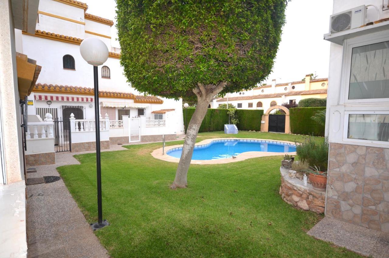 Agradable Adosado Con Piscina, Duchas Hidromasaje Villa Torrevieja Eksteriør bilde