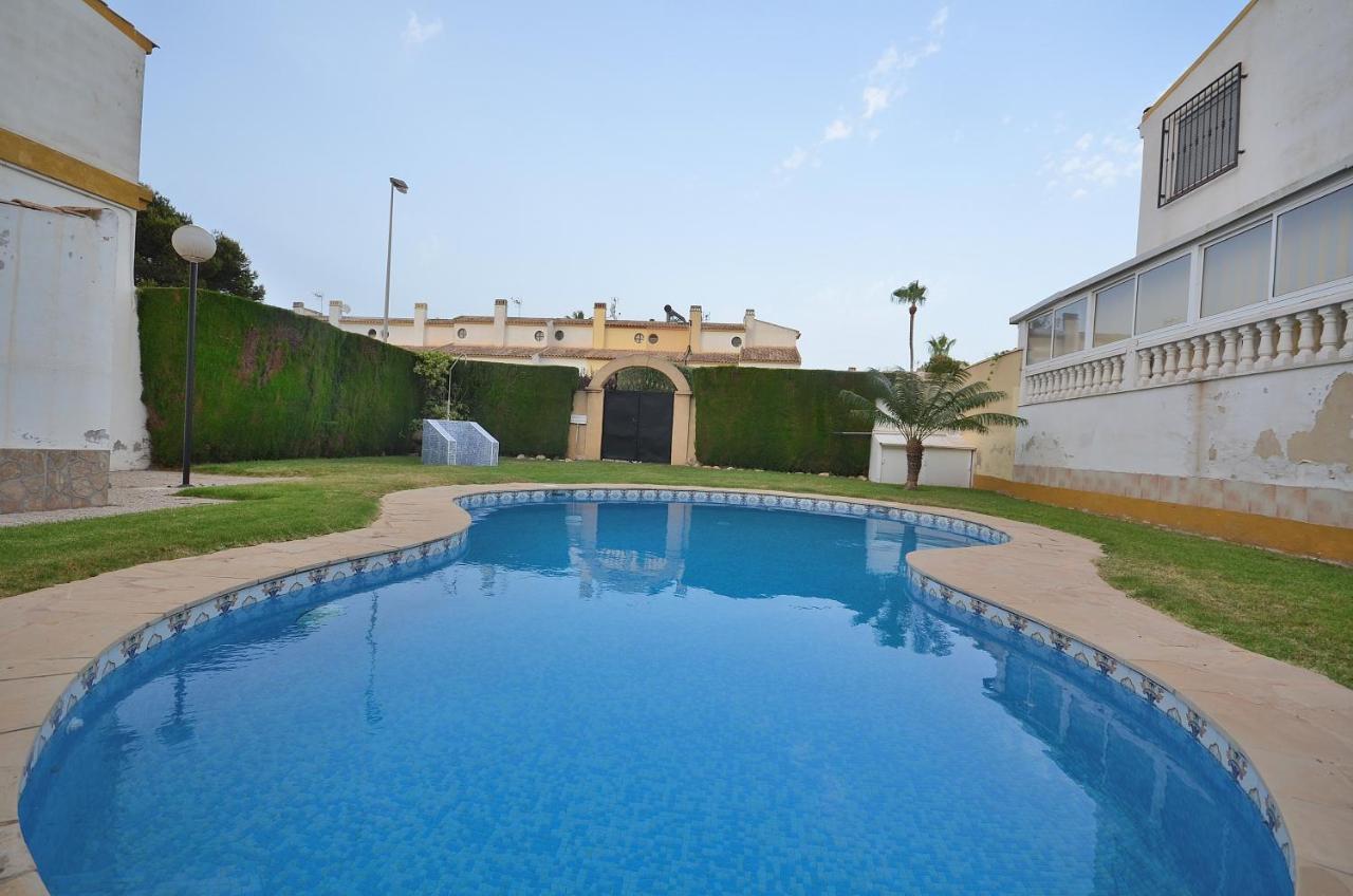 Agradable Adosado Con Piscina, Duchas Hidromasaje Villa Torrevieja Eksteriør bilde