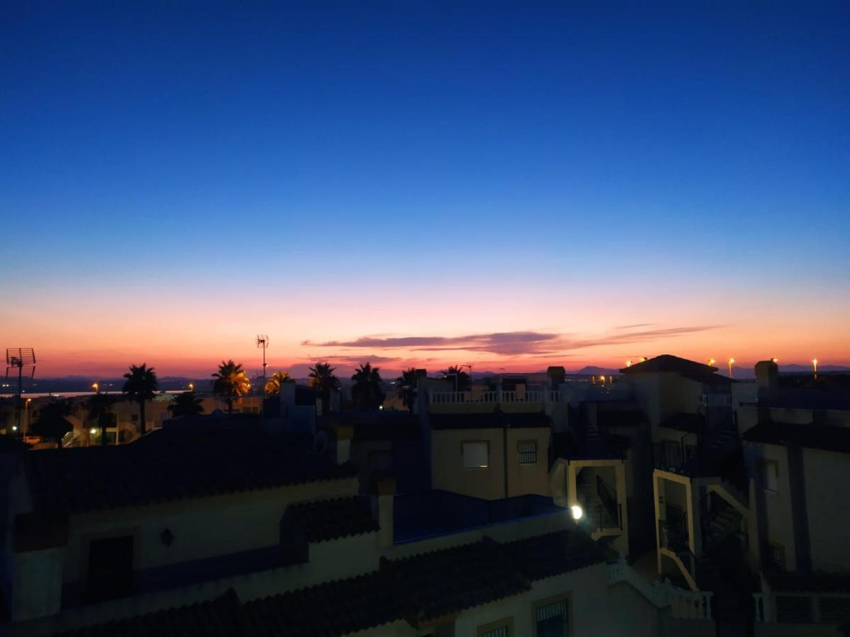 Agradable Adosado Con Piscina, Duchas Hidromasaje Villa Torrevieja Eksteriør bilde